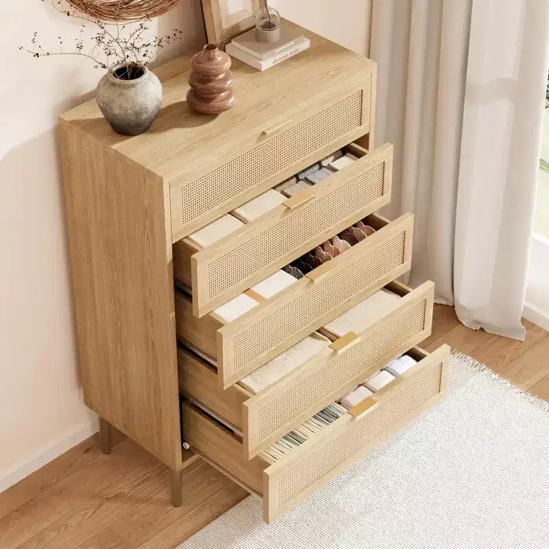 Comodino a 5 cassetti stretto nero/naturale con frontale in rattan, gambe e maniglie in metallo, per 1 persona