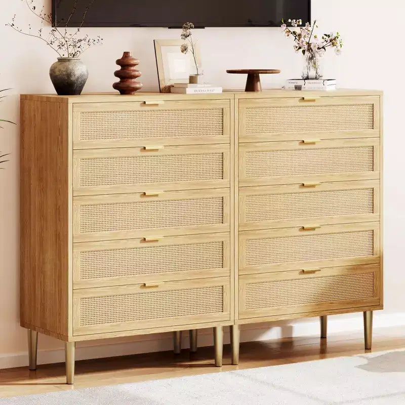 Comodino a 5 cassetti stretto nero/naturale con frontale in rattan, gambe e maniglie in metallo, per 1 persona