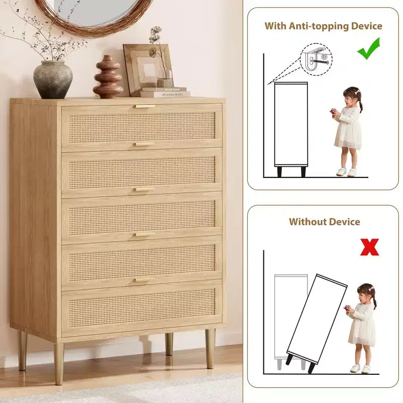 Comodino a 5 cassetti stretto nero/naturale con frontale in rattan, gambe e maniglie in metallo, per 1 persona
