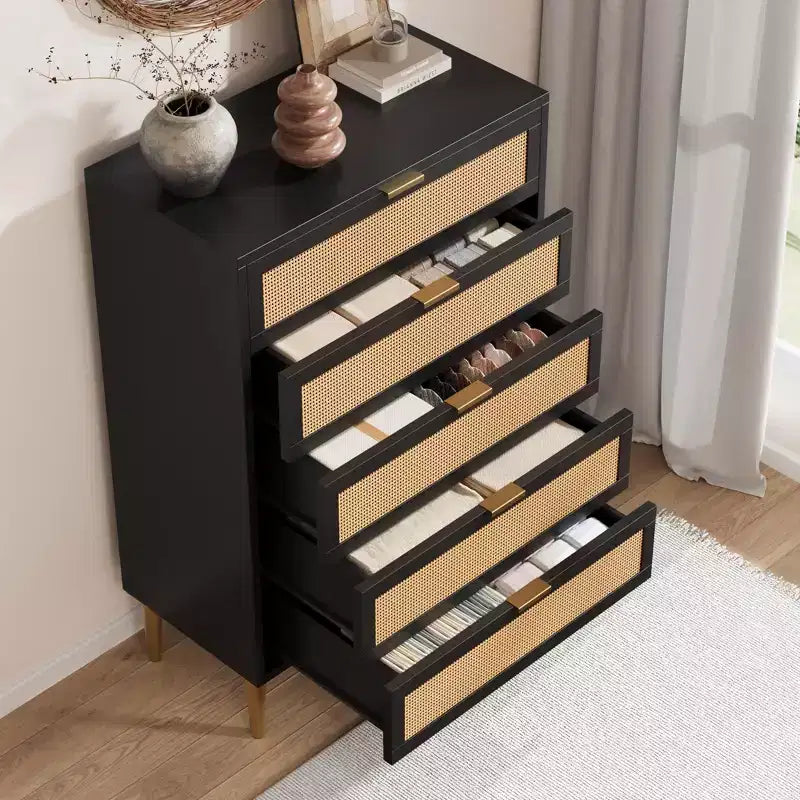 Comodino a 5 cassetti stretto nero/naturale con frontale in rattan, gambe e maniglie in metallo, per 1 persona