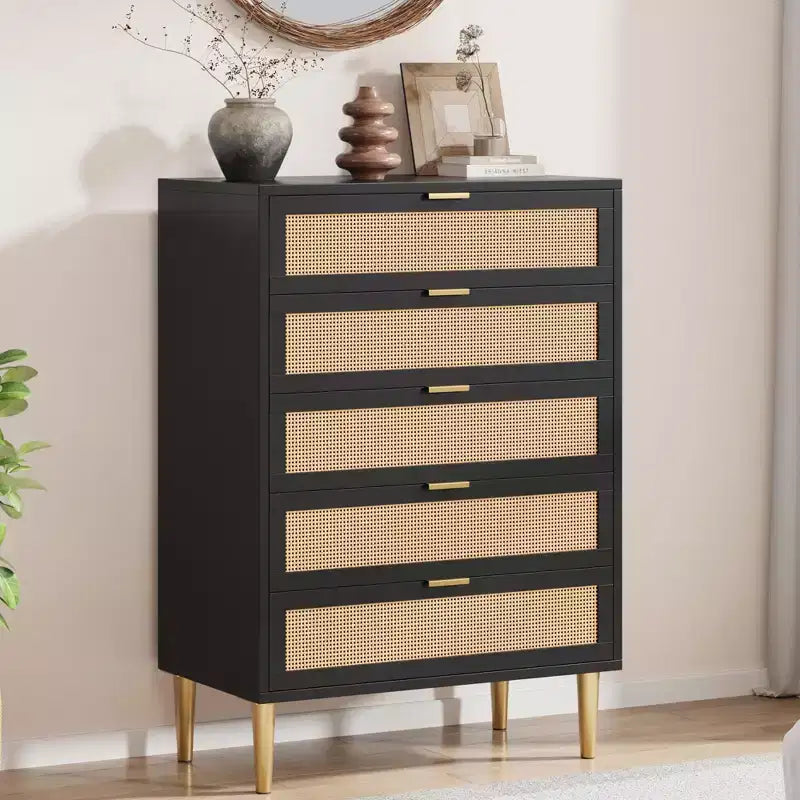 Comodino a 5 cassetti stretto nero/naturale con frontale in rattan, gambe e maniglie in metallo, per 1 persona