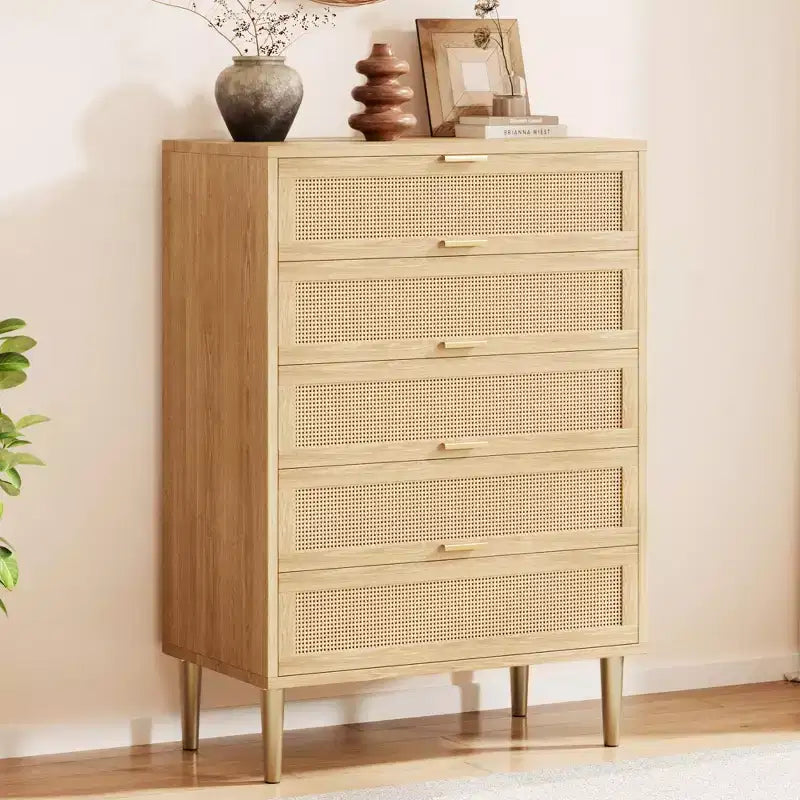 Comodino a 5 cassetti stretto nero/naturale con frontale in rattan, gambe e maniglie in metallo, per 1 persona