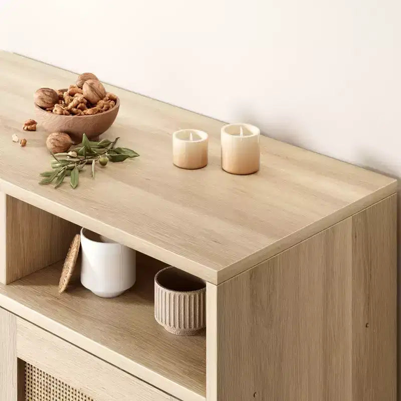 Credenza a 2 ante con ripiani a giorno, in rovere naturale e rattan, per 1-2 persone