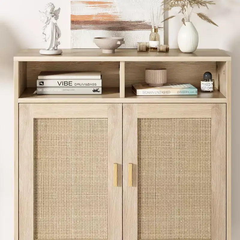 Credenza a 2 ante con ripiani a giorno, in rovere naturale e rattan, per 1-2 persone