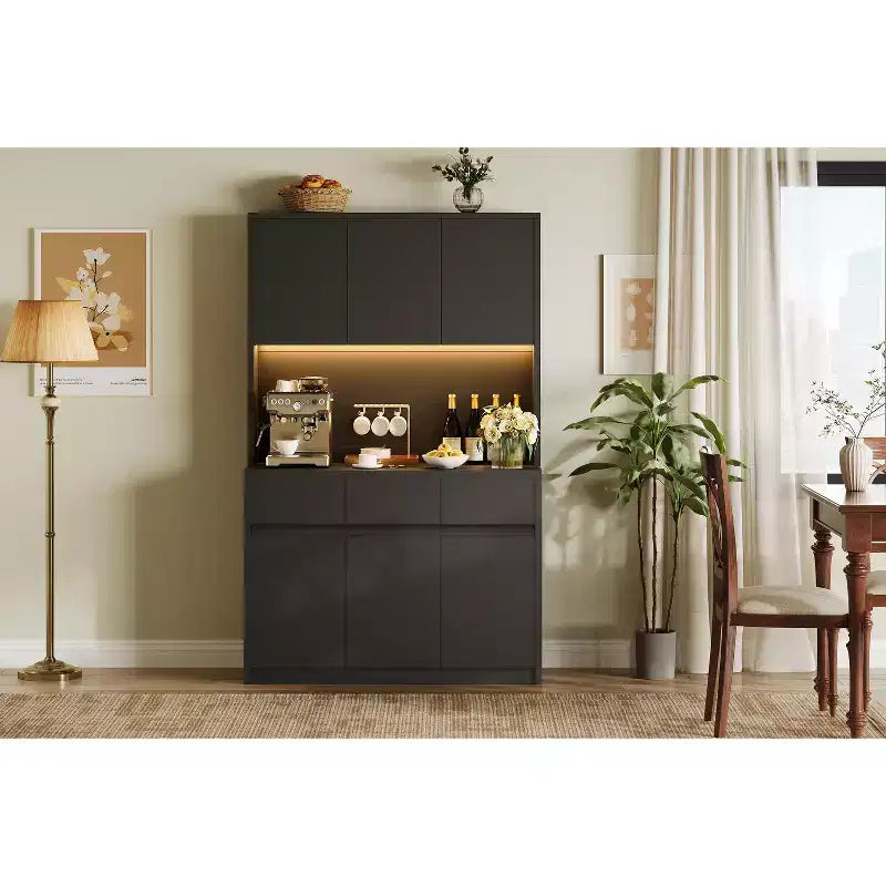 Credenza dispensa da 70" (178 cm) Nera/Grigia/Bianca con Stazione di Ricarica, Supporto per Microonde e 3 Cassetti