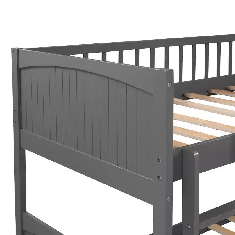 Letto a castello triplo a L grigio/bianco con 2 cassetti portaoggetti, da una piazza e mezza su una piazza e mezza, 3 posti letto