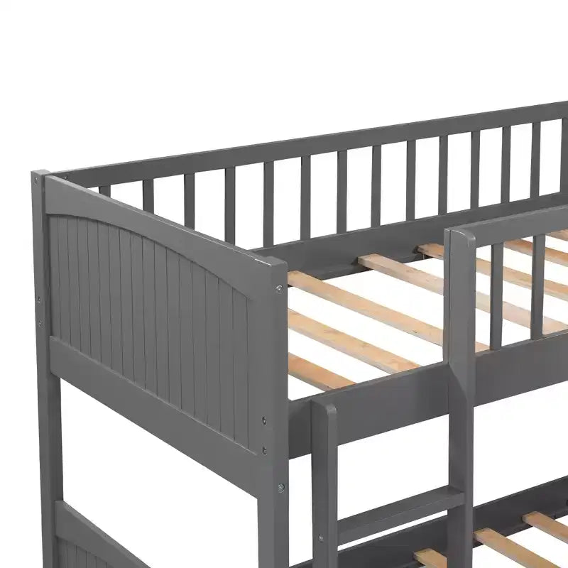 Letto a castello triplo a L grigio/bianco con 2 cassetti portaoggetti, da una piazza e mezza su una piazza e mezza, 3 posti letto