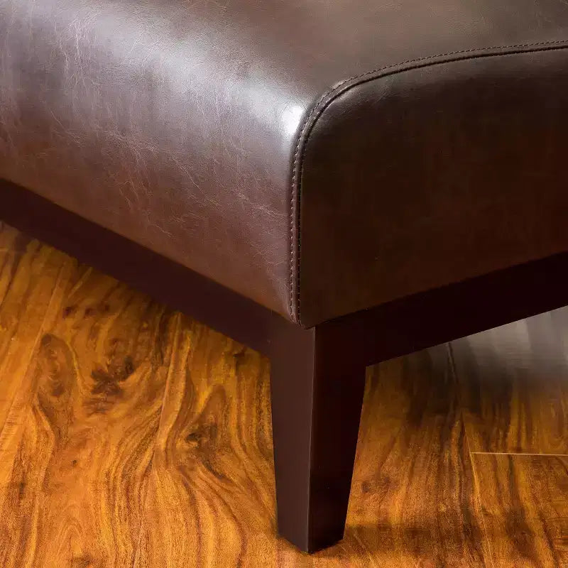 Divanetto due posti in similpelle marrone, gambe color espresso